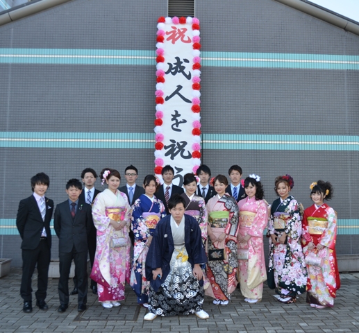 平成27年成人を祝う会　実行委員の集合写真