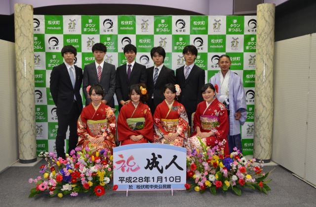 平成28年成人を祝う会　実行委員の集合写真