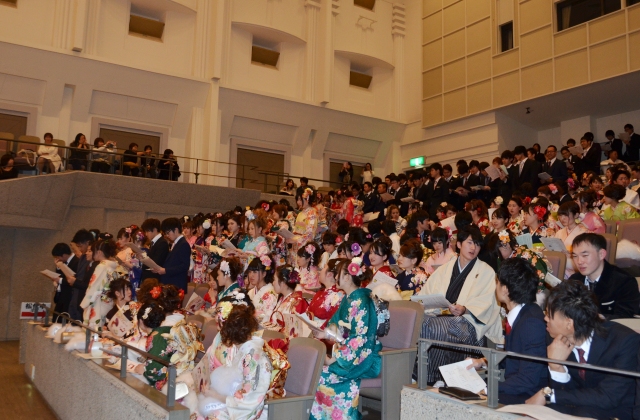 平成28年成人を祝う会　会場内の新成人の様子