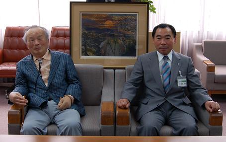 後藤純男画伯、寄贈された絵画、町長の記念写真