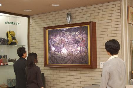 「灯ともし頃」が役所ロビーに展示されている様子。