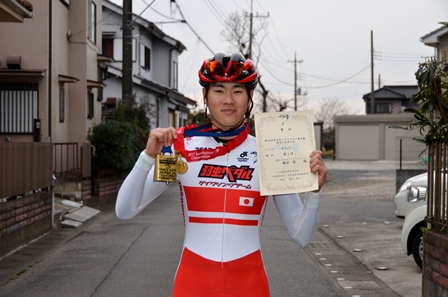 メダルと賞状を掲げる織田聖選手の写真