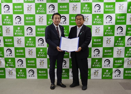 埼玉県宅地建物取引業協会越谷支部　飯田支部長と町長の記念写真