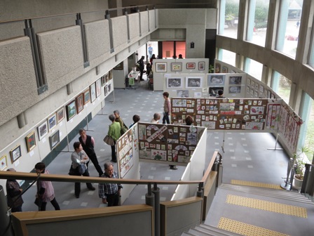 絵画、絵てがみなどを展示している写真