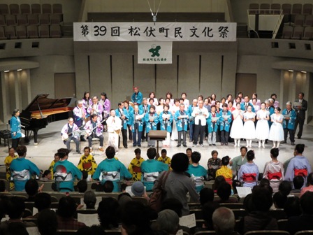 フィナーレに歌を歌っている様子