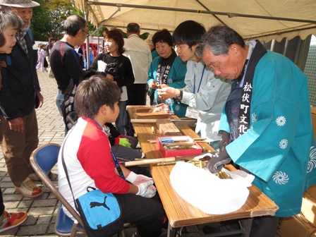 昔の遊び体験コーナーの様子
