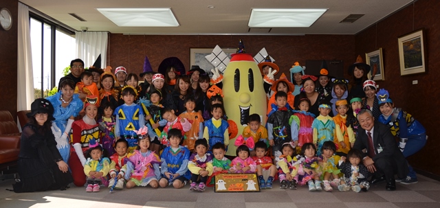 園児とマップーの記念写真