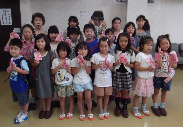 完成した父の日のプレゼントを手に持った参加者たちの集合写真