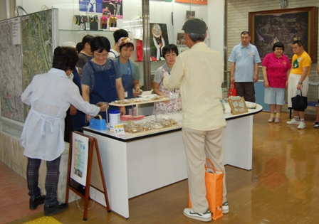 オープンした「ポポ歩」とスタッフの様子