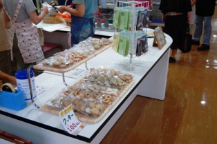 クッキーなど販売している様子