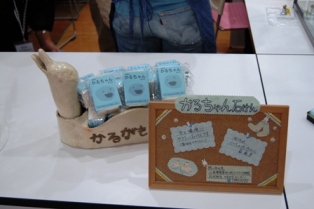 販売されているオリジナル小物、せっけんなどの写真