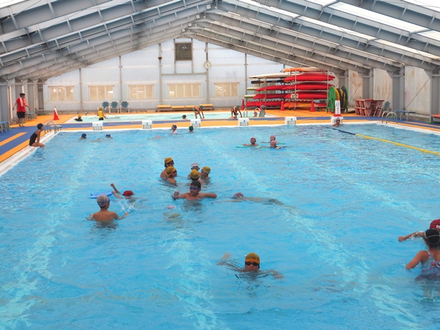 プールで遊ぶ子どもの様子