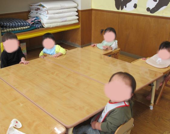 おやつを待つ園児の写真