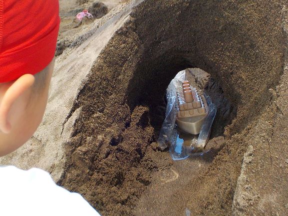 砂山に掘ったトンネルの写真