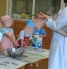 栄養士の話を聞いている園児その1