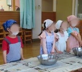 栄養士の話を聞いている園児その2