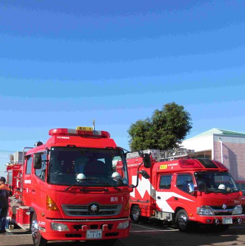 2台並んだ消防車の写真