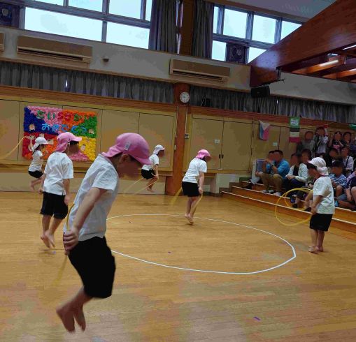 園児が縄跳びをする様子