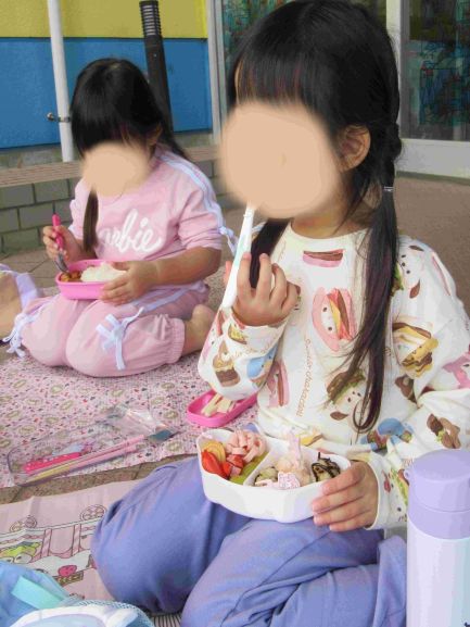 園児がお弁当を食べる様子