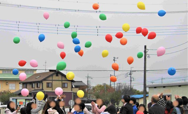 大勢で風船を上げている写真