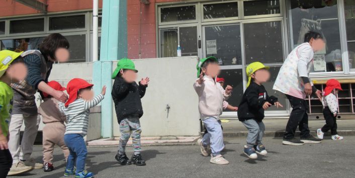 しゃぼんだまを追いかける子どもたち