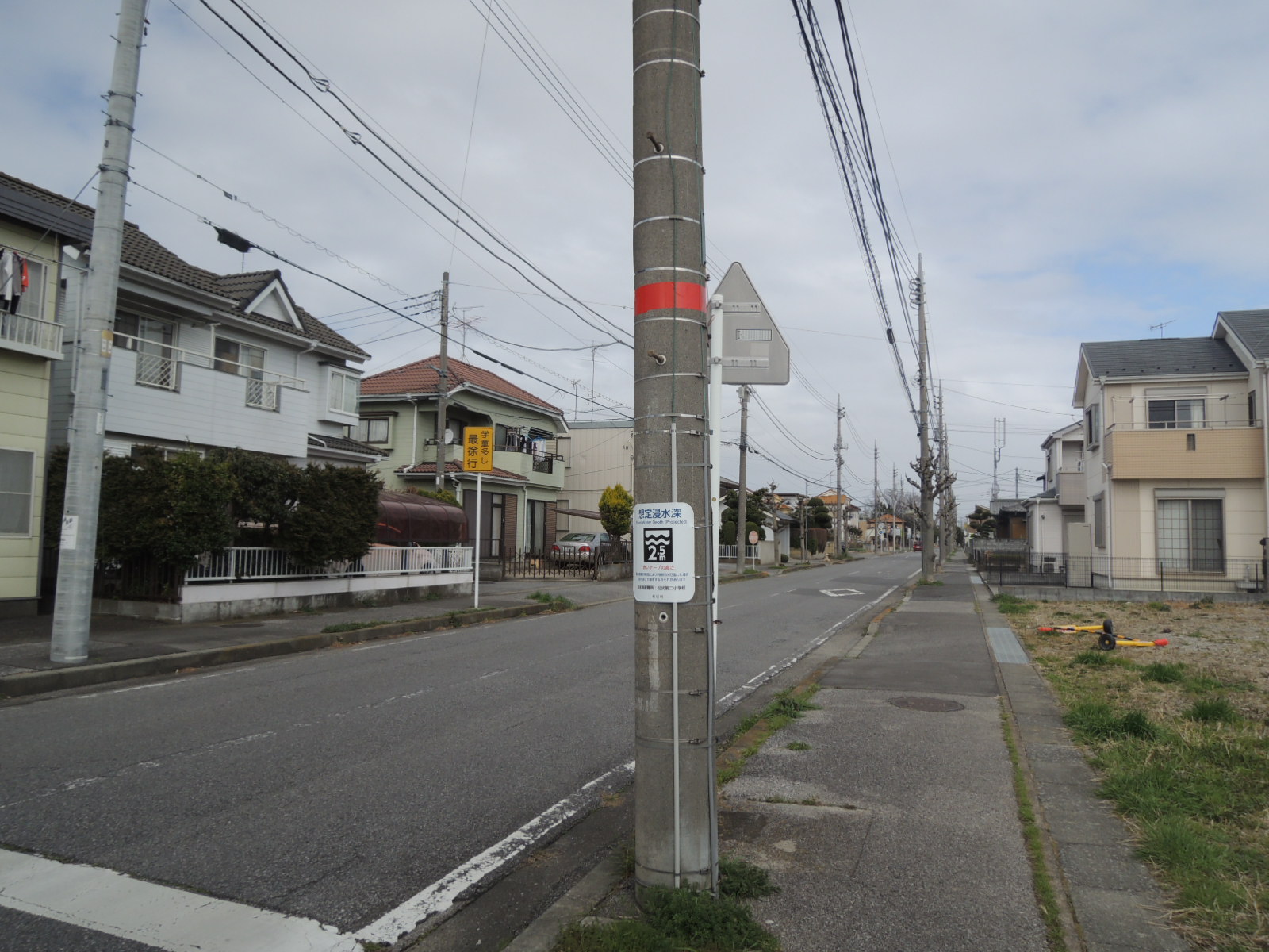 まるごとまちごとハザードマップが設置された電柱の写真1