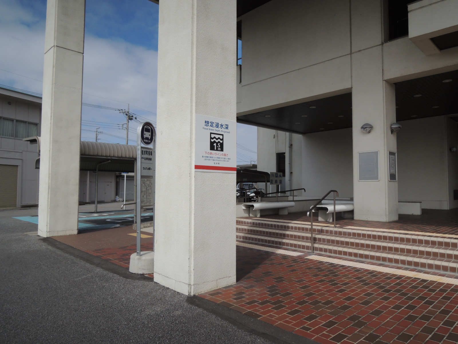 まるごとまちごとハザードマップが設置された壁面の写真1