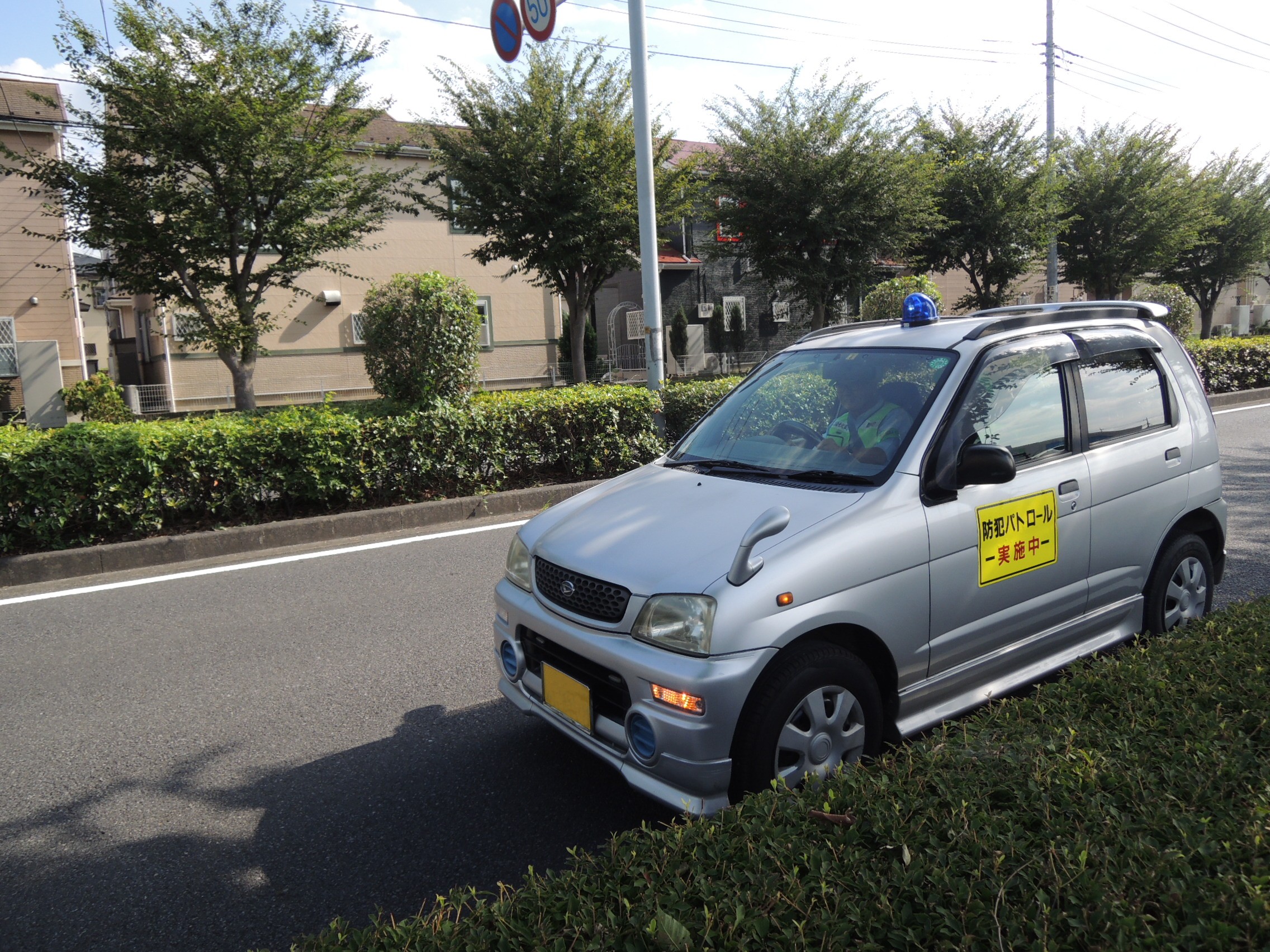 青色防犯パトロール隊の車の写真