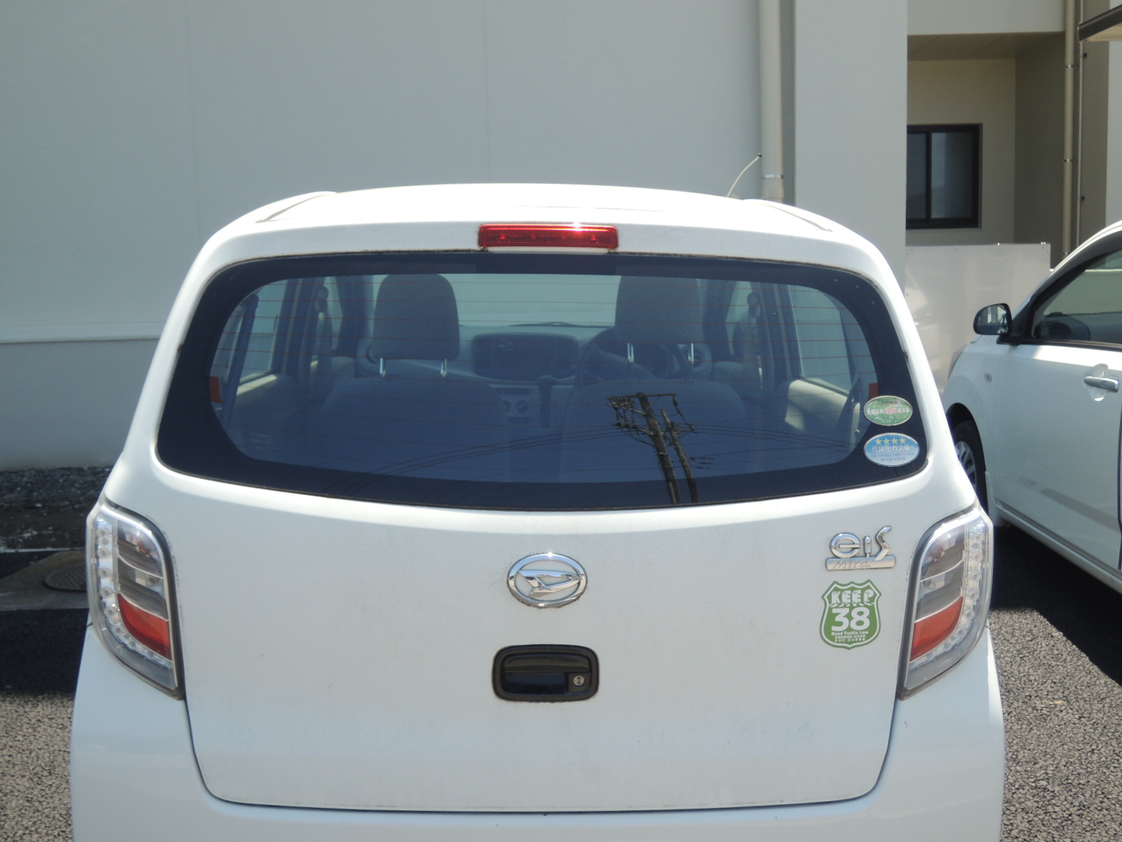 KEEP38ステッカーを貼った車の写真