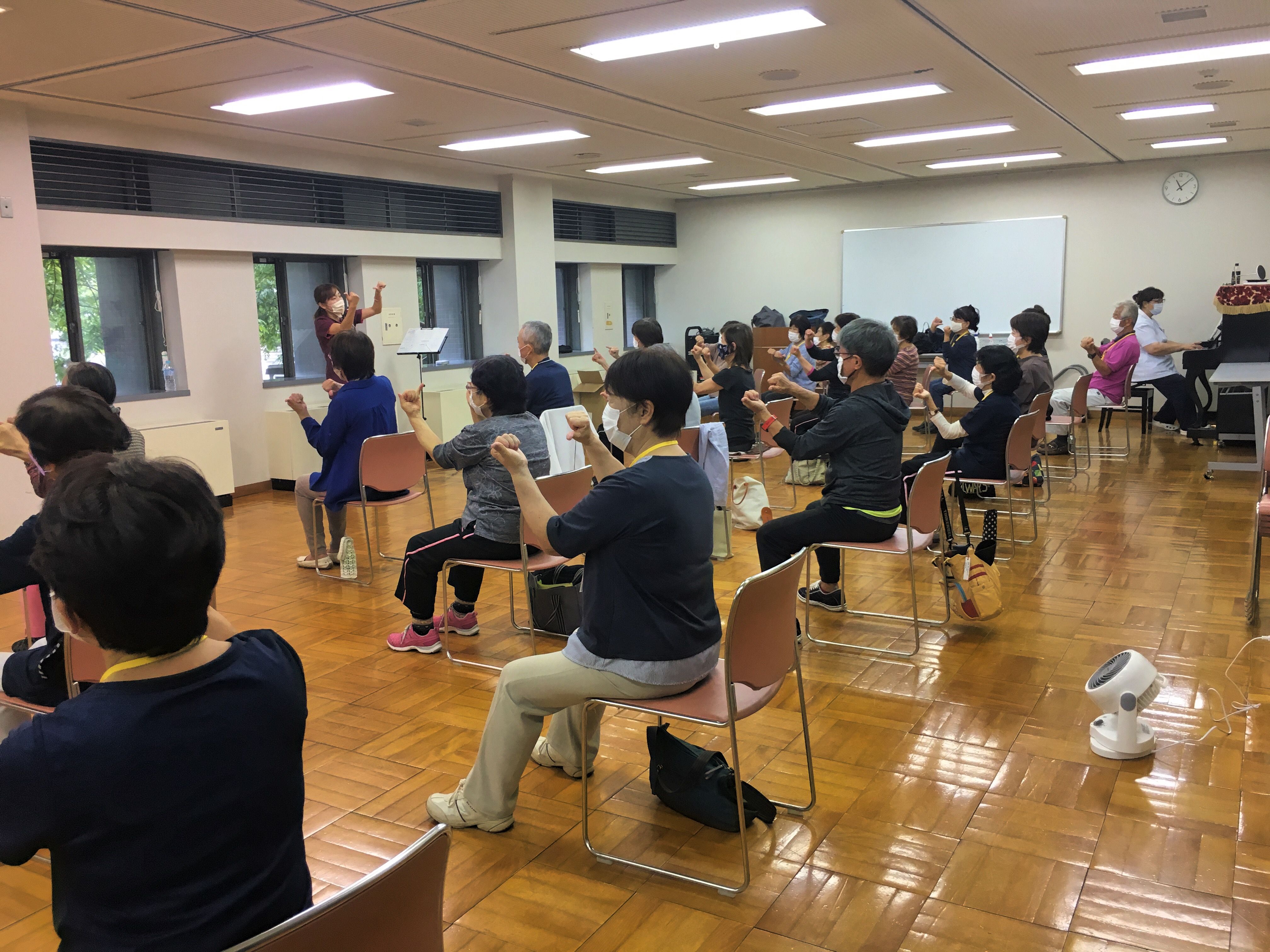 クラブ活動の様子2（指体操）