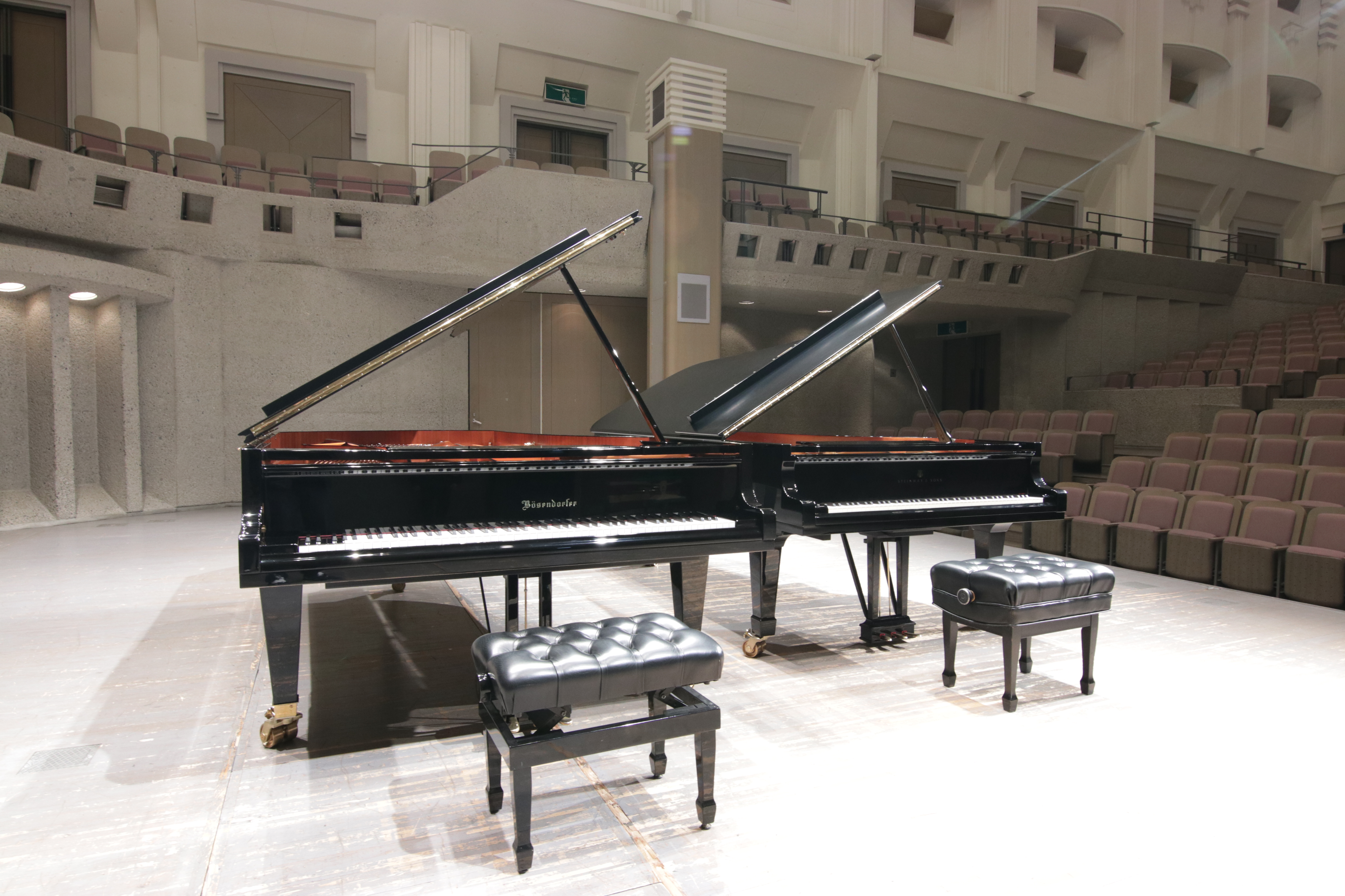 ステージ上の2台のグランドビアノの写真