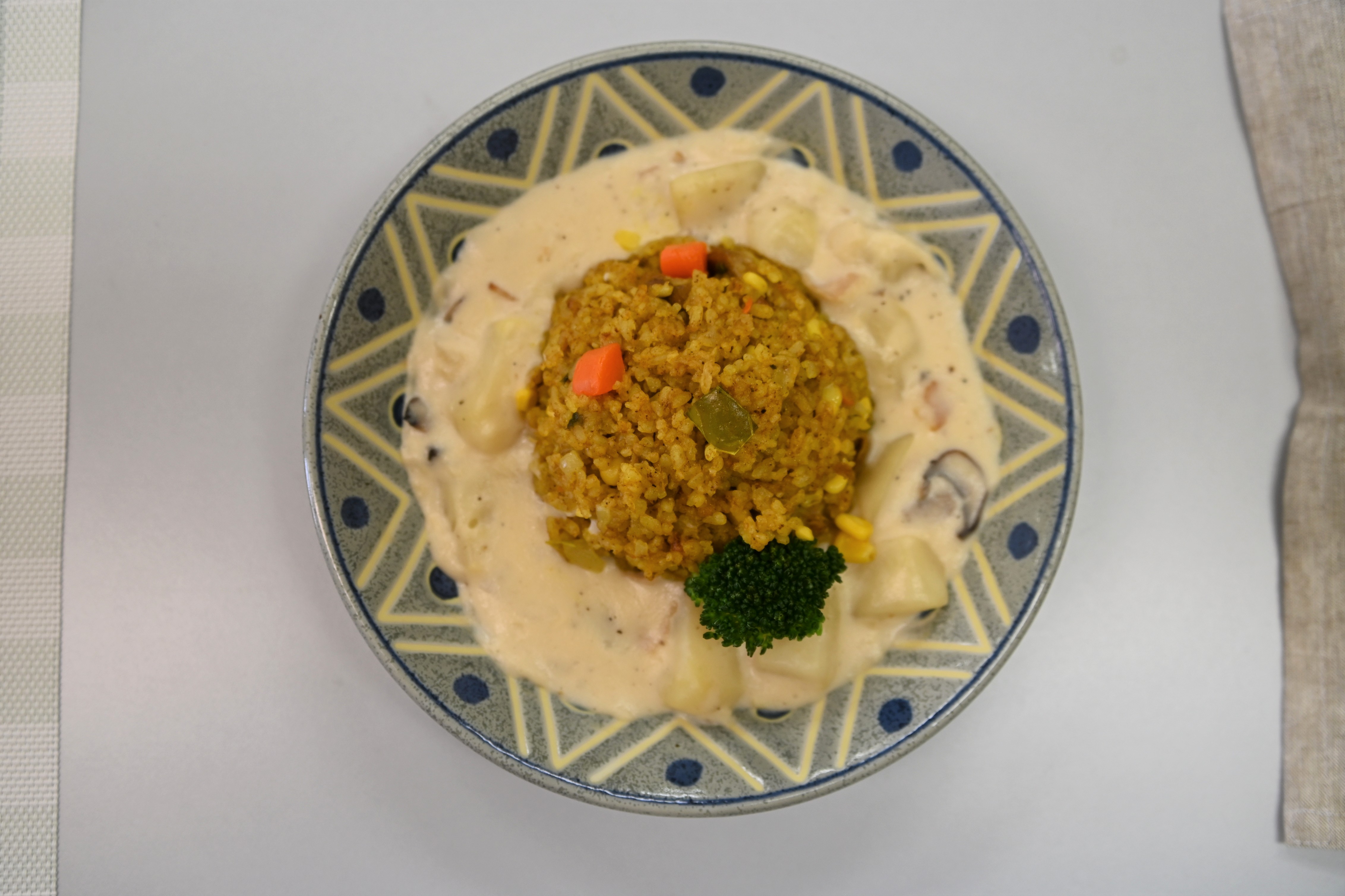 カレーピラフのホワイトソースがけ