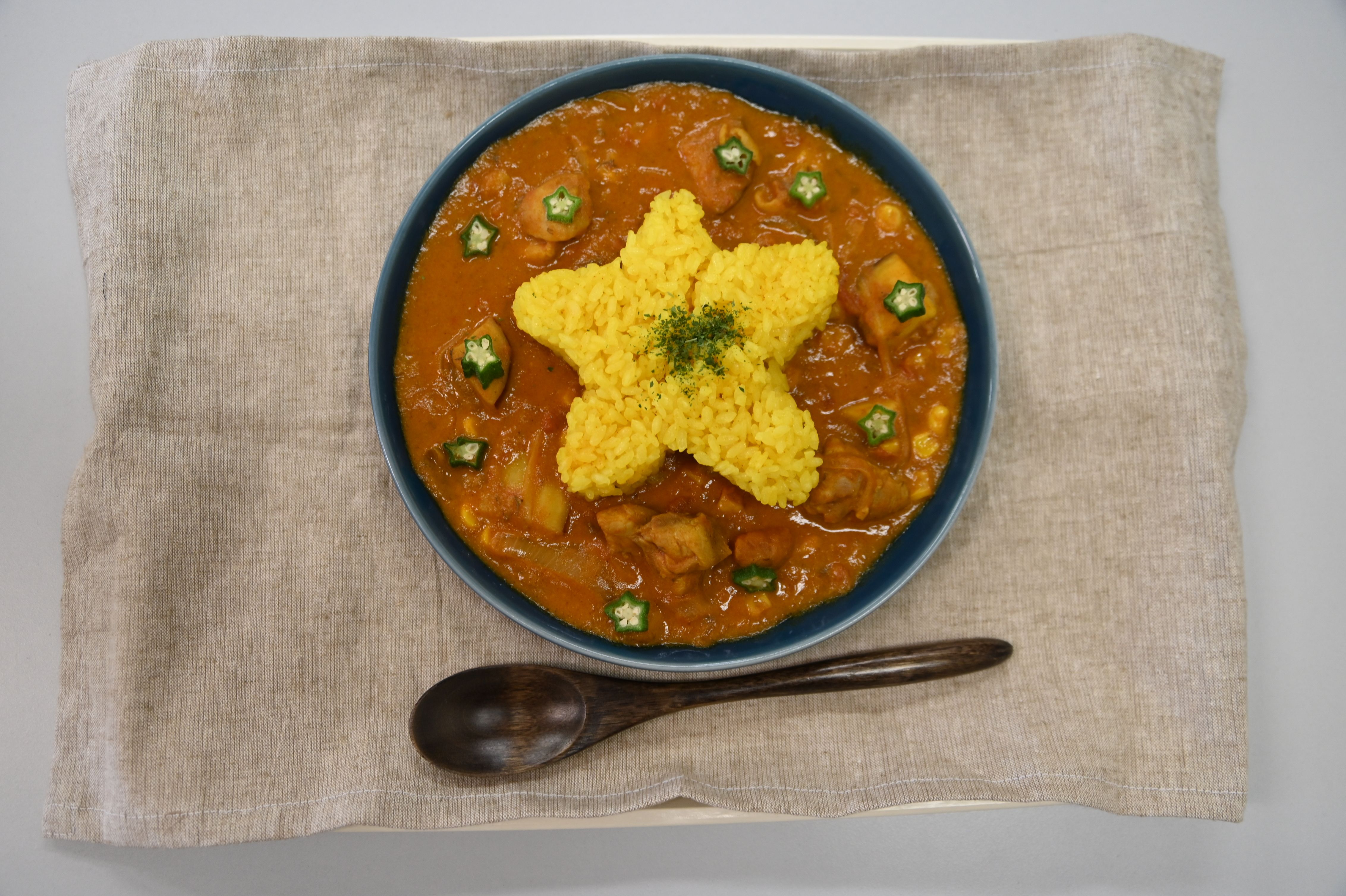 シャキシャキ食感のトマトチキンカレー