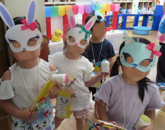 こどもたちがウサギの仮面を着けて楽しそうに遊んでいる様子。