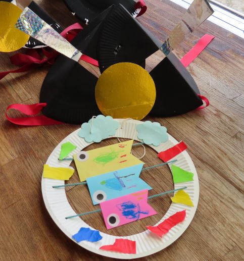 カラフルな紙を使って作られた模型が置かれたテーブルの上の様子を示す画像