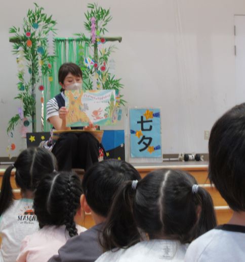 子どもたちが講師の話を聞いている教室の様子。