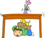 こどもがテーブルの下で犬に乗られているイラスト