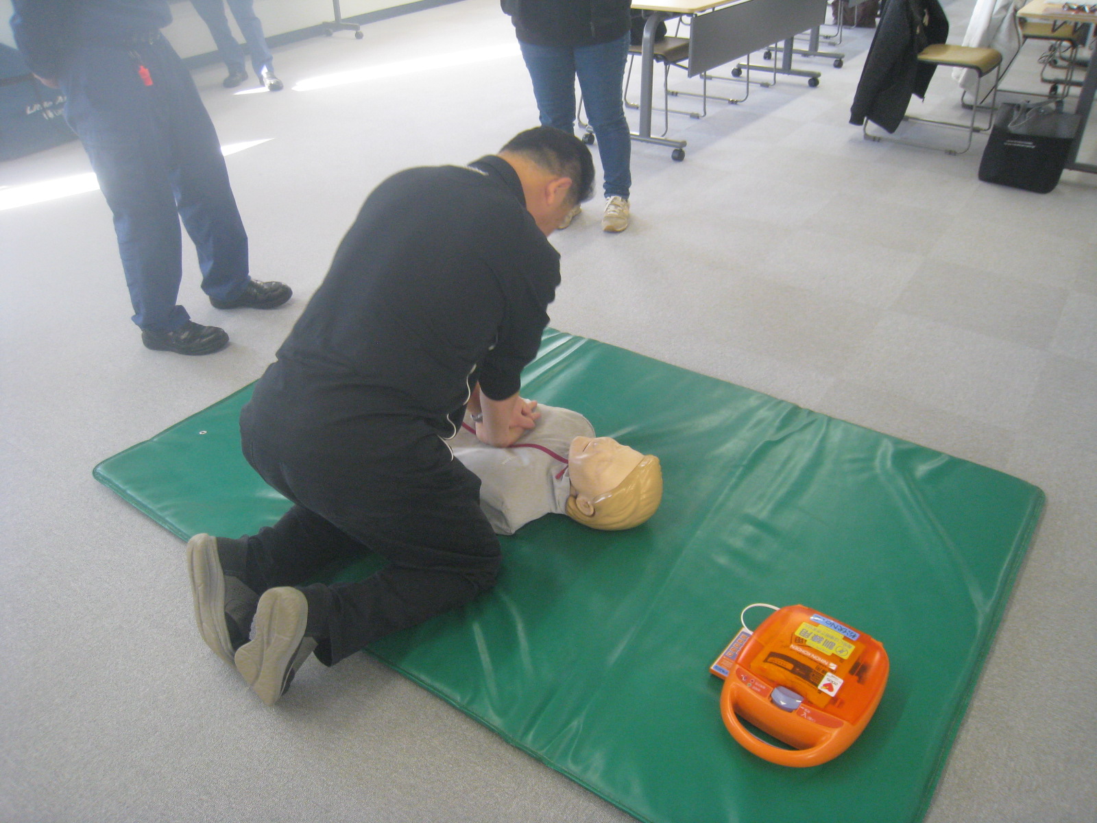 心肺蘇生法を実践している様子。