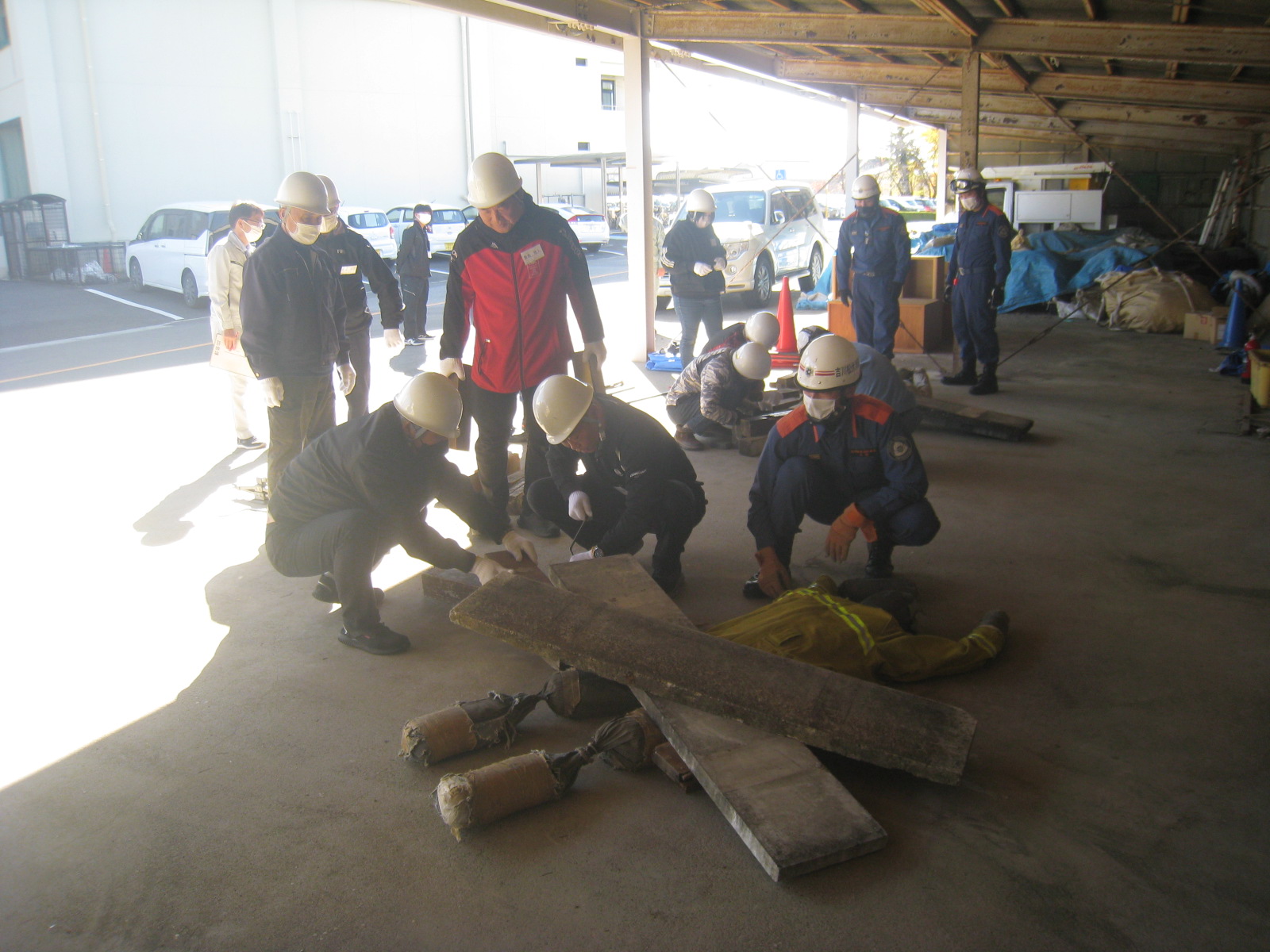 作業員が屋内で作業をしている様子