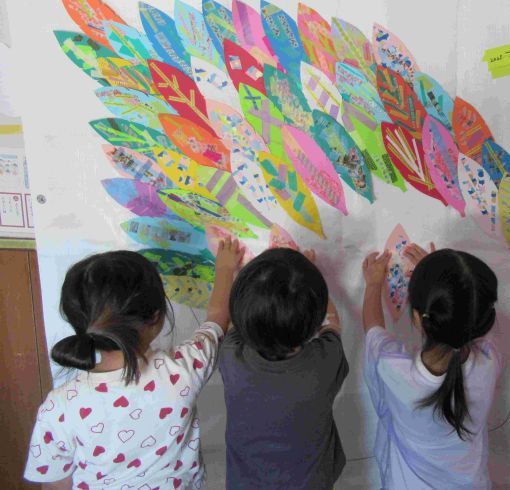 羽の形の記念作品を作る様子