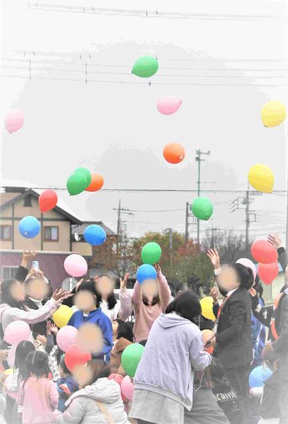 園庭で風船を飛ばしている写真