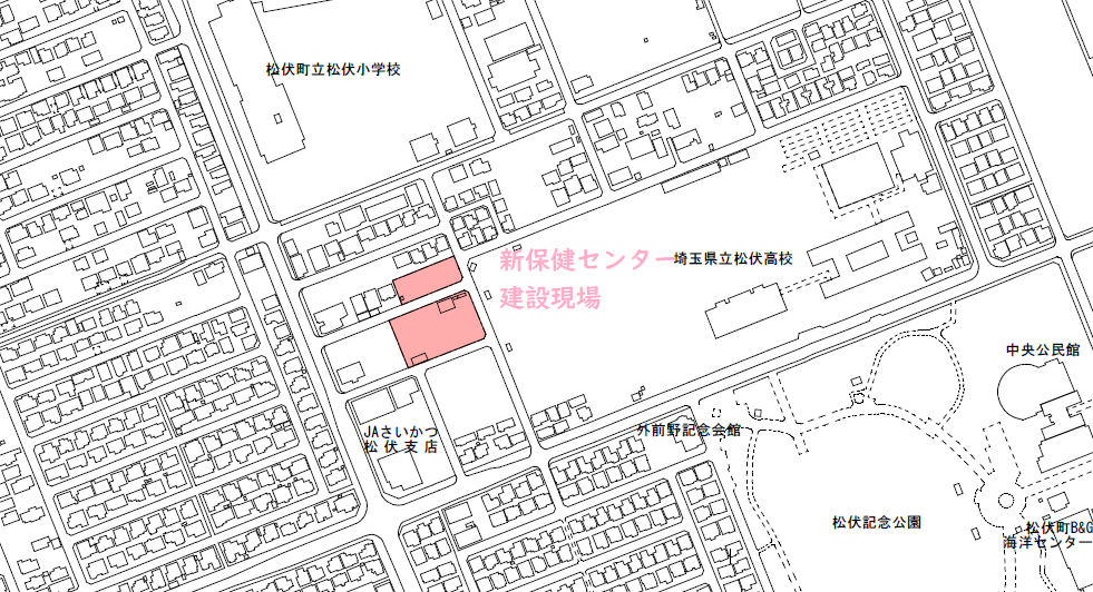 住宅街の白地図で中央左寄りにピンクで塗られた区画が強調され周囲に学校や公園などの施設が記載されている地図