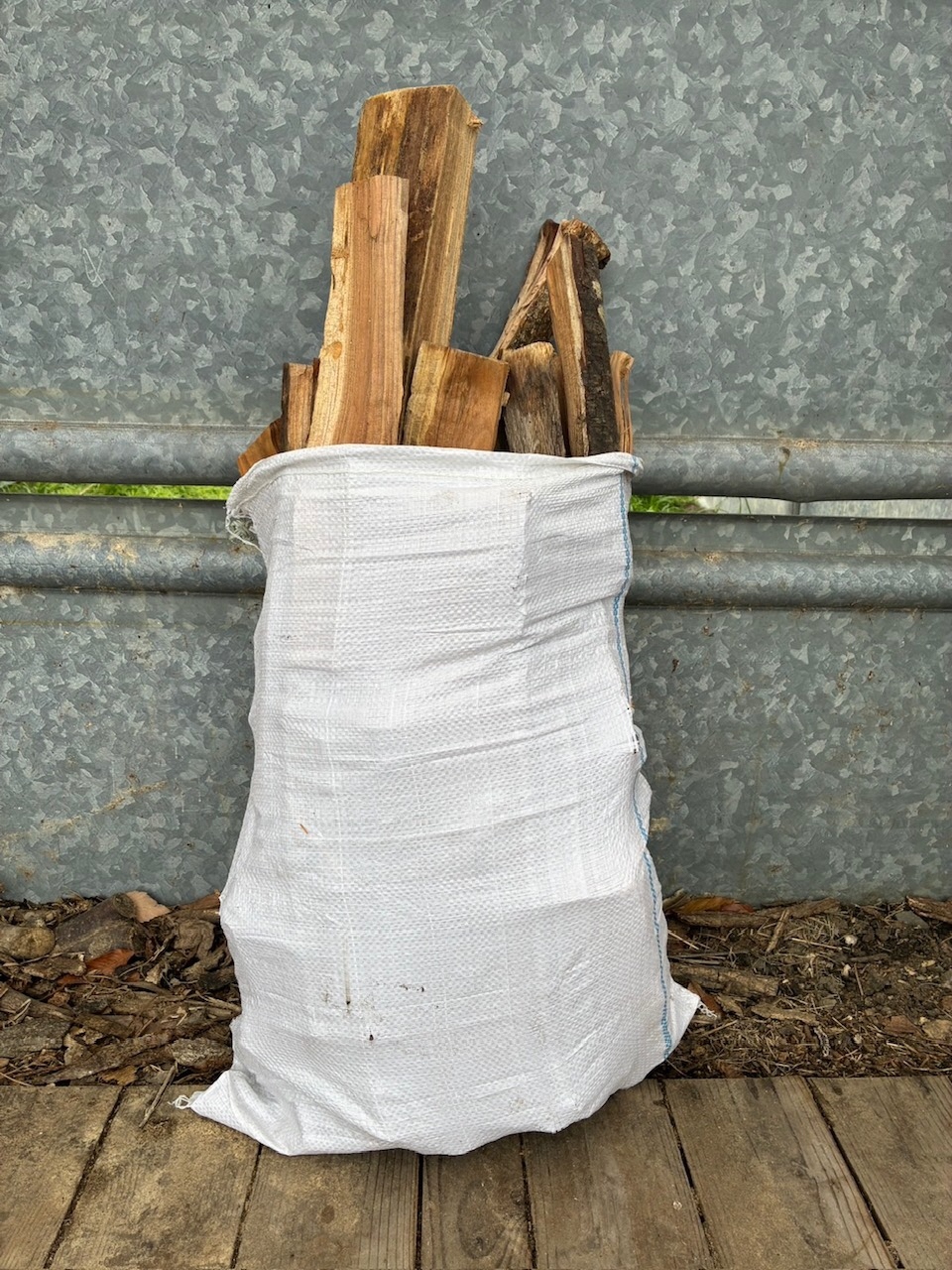 土のう袋に薪を詰めたようす