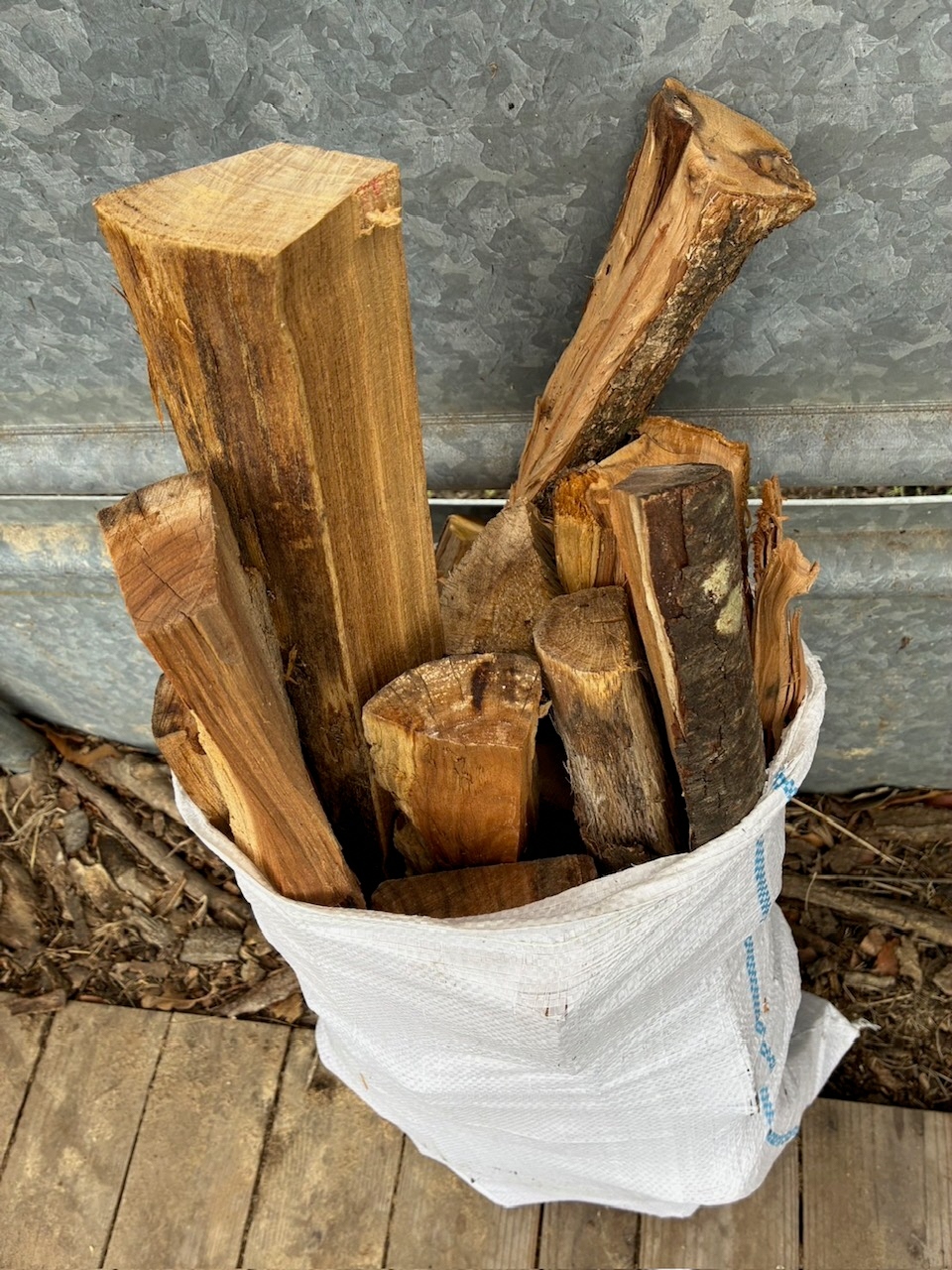 薪を詰めた土のう袋を斜め上から見たようす