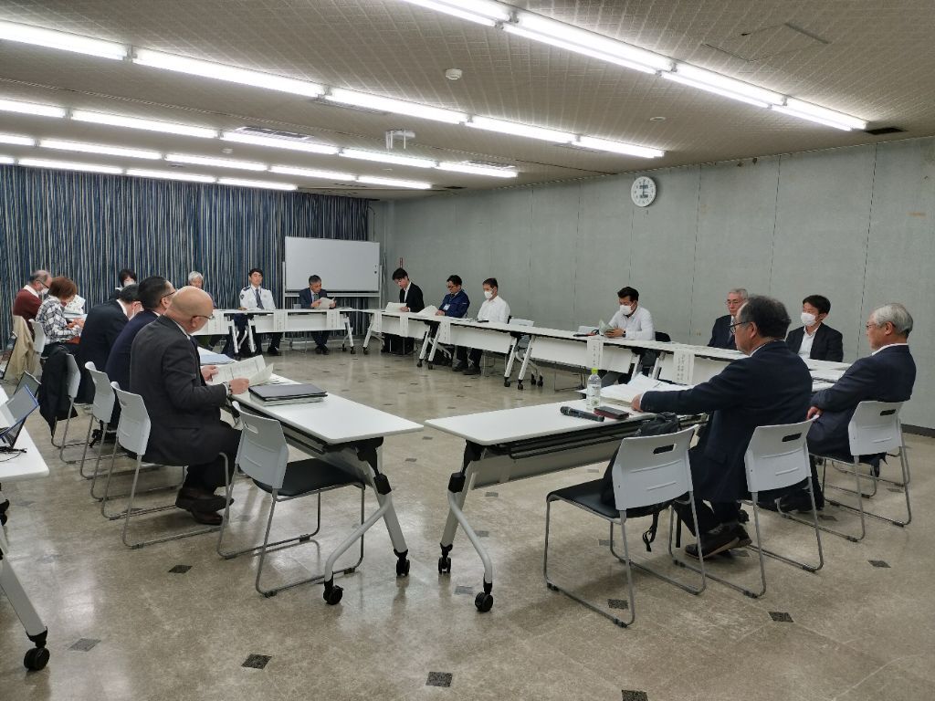 第3回松伏町地域公共交通活性化協議会の会議中の写真