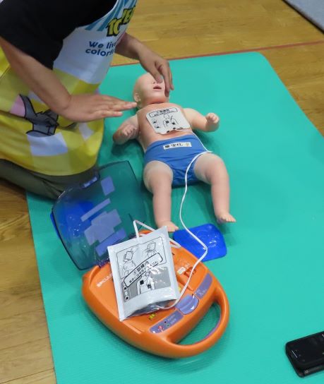 子ども用AEDの訓練をしている