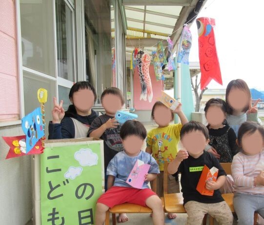 こいのぼりの下で集合写真
