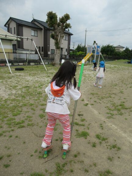 竹馬であそぶ子ども