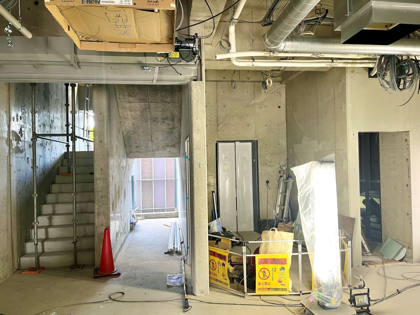 建設中のエレベーターと階段です