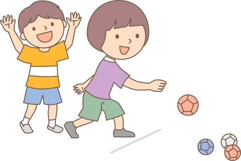 笑顔の子ども二人のうち一人が手を前に出してボールを転がしもう一人が両手を上げて応援している場面